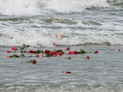 إلى الذين تعبوا كثيرًا
إلى الذين فاتتهم مسرّات العمر 
حين تنعّم بها سواهم
إلى الذين جرحتهم تصاريف الحياة
و لذعهم الحرمان و كسرتهم المعاناة
إلى المؤمنين الصّابرين
لا تهنُوا
وأبشرُوا بالخير والعوض 
والجبر والرفعة من ربّ كريم
إن لم يكن في هذهِ ففي الآخرة.