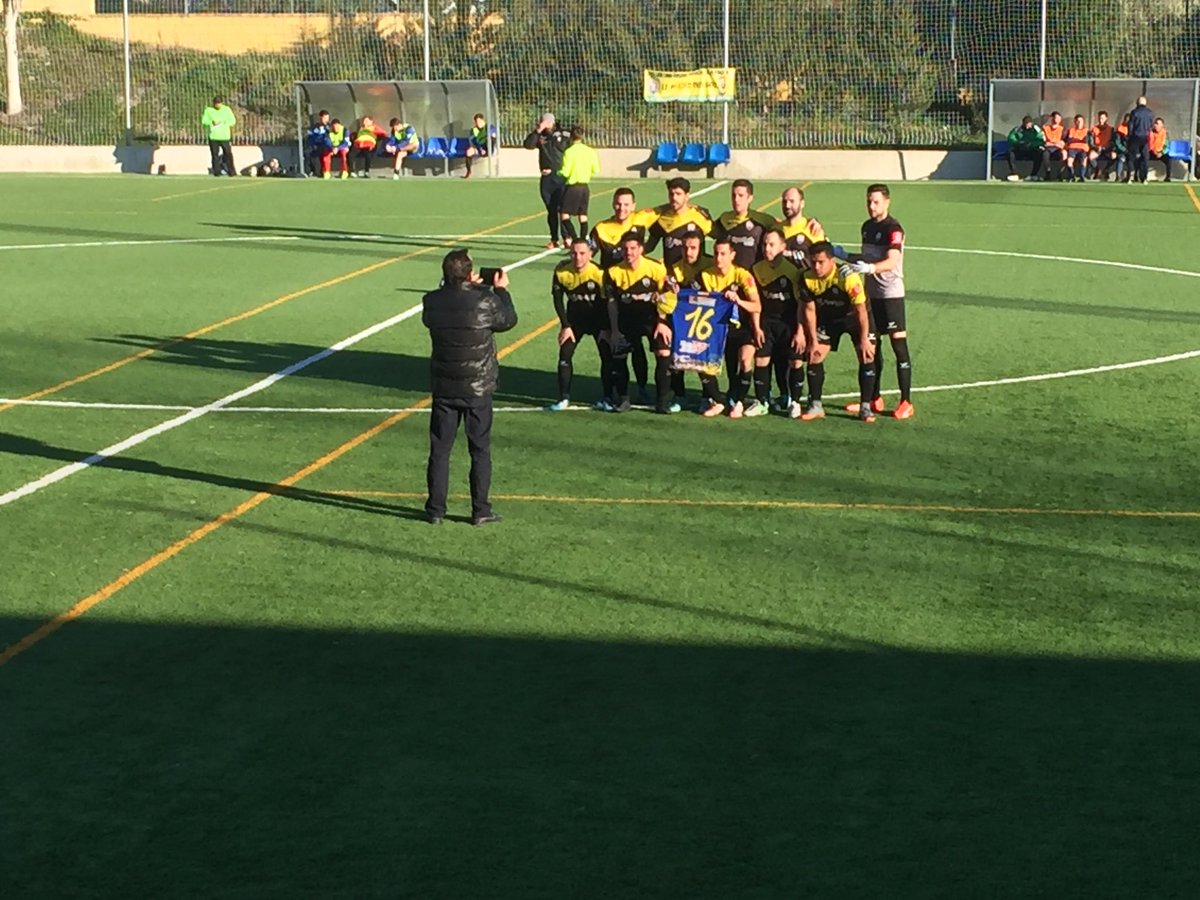 Antes de comenzar el #MencianoAlmodovar , la plantilla del <a href="/AtcoMenciano/">Atlético Menciano</a> manda su apoyo a <a href="/VPortillo95/">Victor López</a> gravemente lesionado.