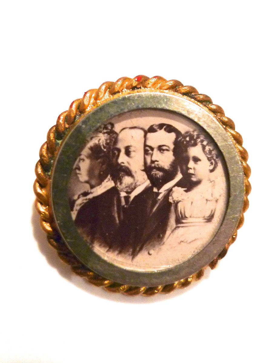 2016industrial's tweet photo. In the bottom of a box I got at a carboot. A little pin brooch. Not my normal area of interest 🤪 but is that the last 4 British monarchs?? Victoria, George V & VI, Elizabeth? #Royals #interesting #unusualfind #preloved #vintage https://t.co/TC8juGXq9a