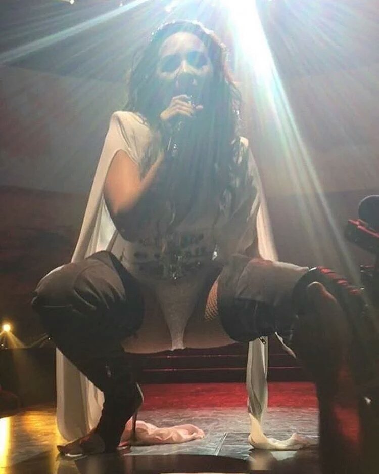 DemisWarrior35's tweet photo. Why Demi, why?🔥🔥🔥🔥 https://t.co/ZzUmMkutkA