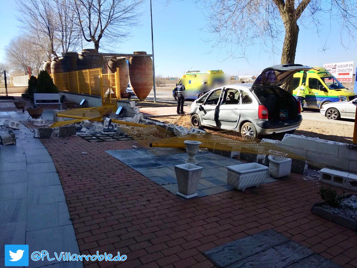 PLVillarrobledo's tweet photo. Efectivos #PLVdo intervenían en la tarde d hoy en Siniestro Vial en en q un turismo chocaba contra el vallado d un empresa d la cuidad. Además d los importantes daños, resultó lesionada carácter leve (s/c) la pasajera del vehículo, siendo evacuada al Hospital Villarrobledo x #SVB https://t.co/Kg7hP66g34