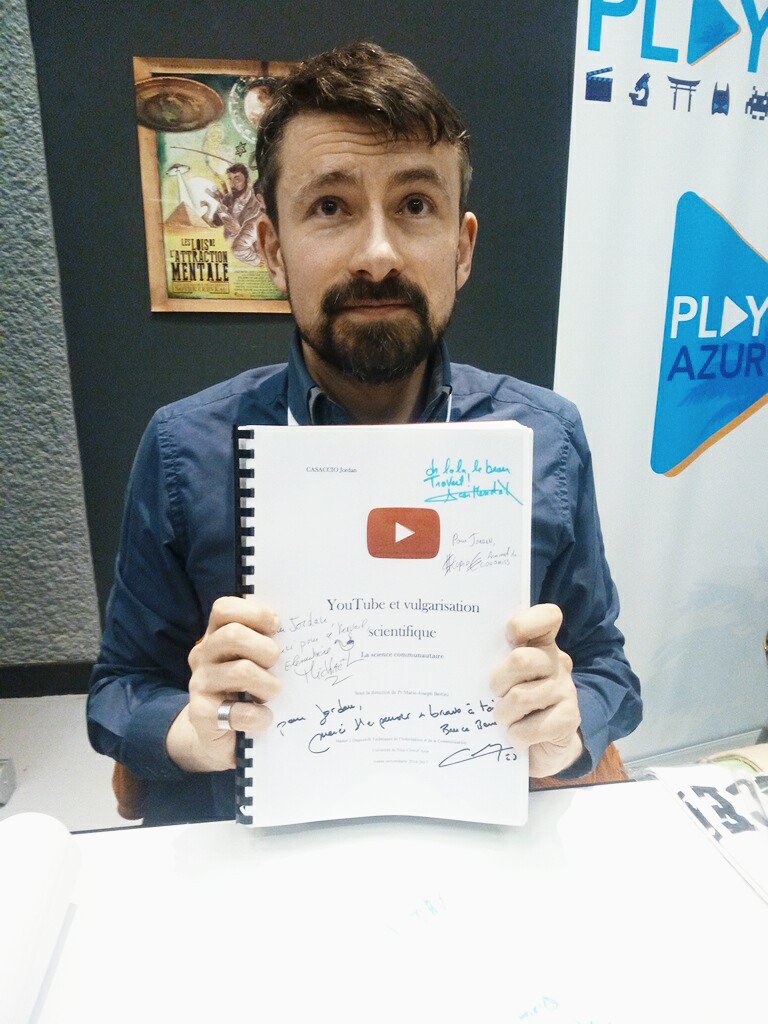 bastonlagaffe1's tweet image. Mon mémoire était mignon, grâce aux coups de griffe de @epenser, @Stupid_Eco, @mickaellaunay il est devenu beau gosse, et grâce à la pose d'@Acermendax il est carrément devenu sexy ! Merci à vous et merci à @PlayAzur pour avoir permis ces rencontres scientifico-chaleureuses ❤️