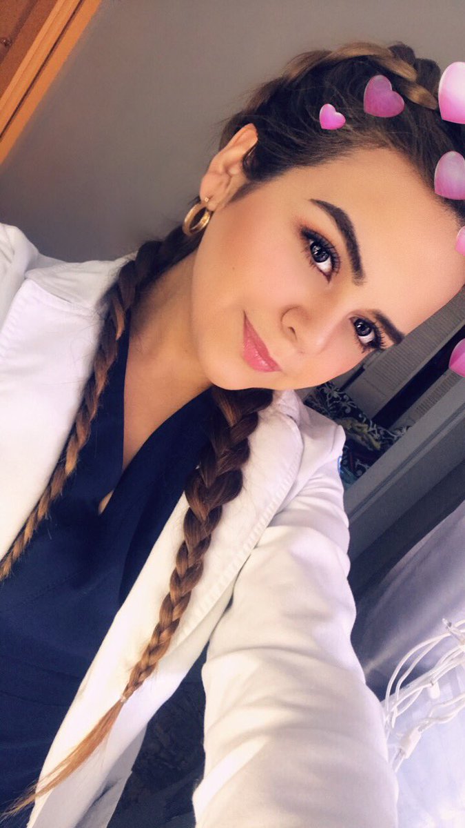 AnalauraCr's tweet photo. - qué bonitas tus trenzas
- son chorizos... 🤭🙆🏼♀️
#diadeguardia #mipserable https://t.co/0SpVWH6nxo
