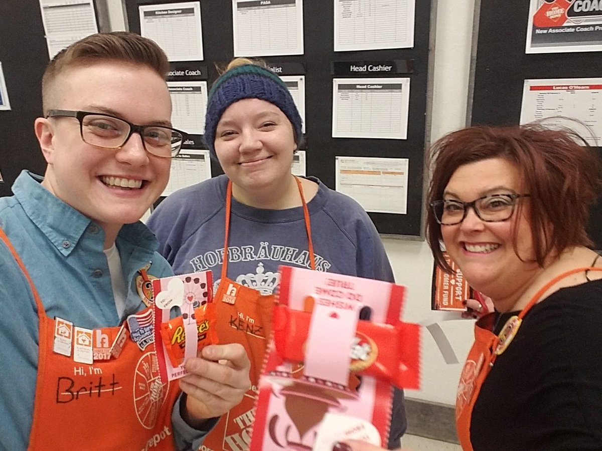 BrittHan1115's tweet photo. Kenzi spreading some Valentine love! Thanks for taking care of our people! #associatecare #trendingorange #yourock @DavidMann2720 @troyer_paige @bobsaniga @mattmehalko @Schmidt7Adam @JoanCarlton3 https://t.co/hBKzKb6e1V