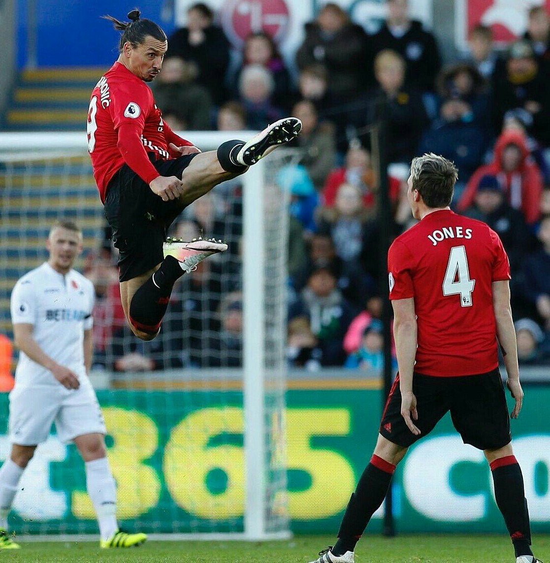 jacobhills173's tweet photo. Amidst #EricBaily3 absenture
What w'ld be the probable back line you w'ld dream seeing on pitch in a united Jersey?😧
RT for #Lindelorf2 & #Rojo5
LK for #Smalling12 & #Jones4 https://t.co/PAWkUVsLjd