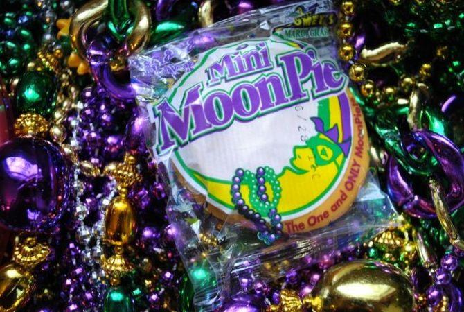 CHOW's tweet image. How did @MoonPie become a Mardi Gras tradition? 🌛
spr.ly/6014DPTwA