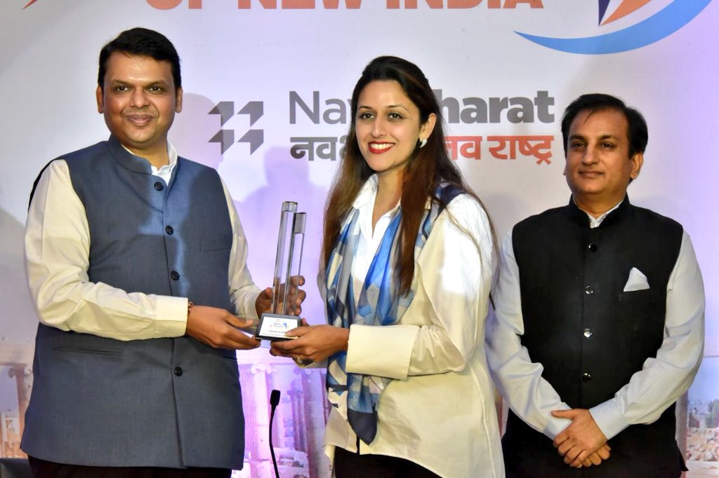 CMOMaharashtra's tweet photo. CM @Dev_Fadnavis and Union Minister @dr_satyapal presented Pillars of New India Awards and also felicitates Next-Gen entrepreneurs at a function organised by Hindi daily NavBharat at Mumbai. https://t.co/emNQrylXsH