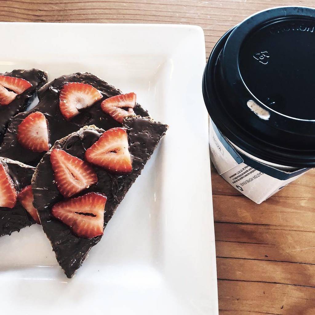 🍫🍓☕️ @portfoliocoffeehouse // 📸 @gitanastudies #eat4thstreet