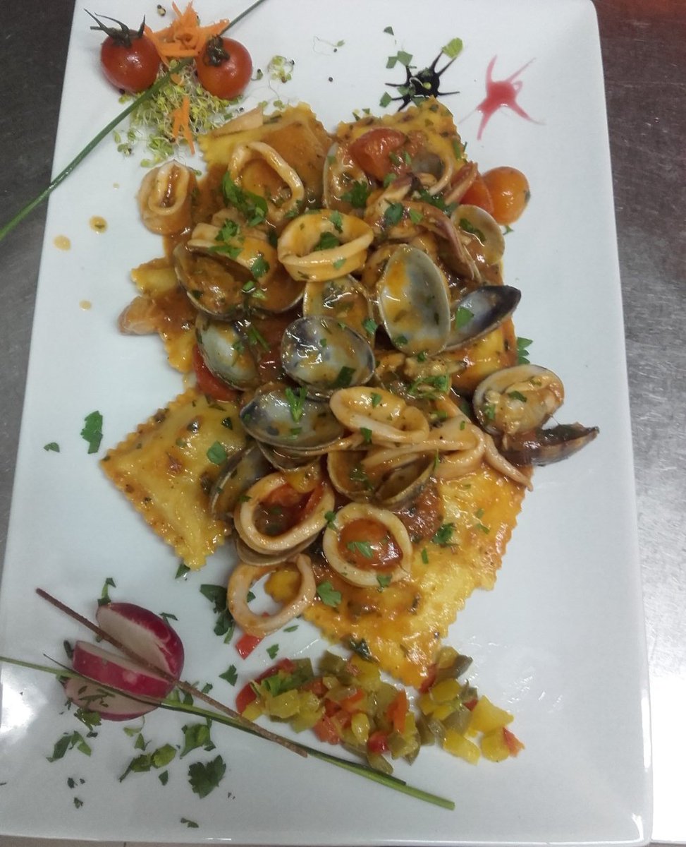 RAVIOLI DE BOGAVANTE CON SALSA DE ALMEJAS Y CALAMARES ~ Lobster Ravioli Sauce with Clams and Squid <a href="/ElGanspo/">Fabiano Gasparini</a> #Receta #Recipe ow.ly/Cl9b50gsghJ #food #foodie #recipes