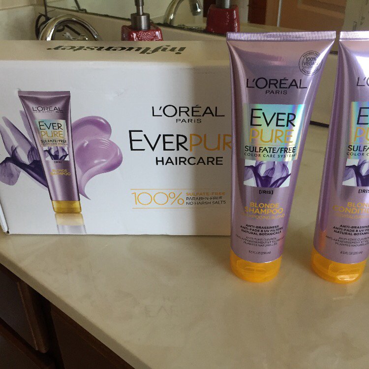 BackToMissy's tweet image. So excited for my new L'oreal VoxBox from @Influenster. #lovingit #influenster #voxbox #gotitfree