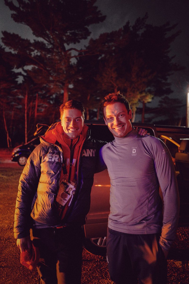 TeamD's tweet photo. Vielleicht DIE Geschichte dieses Abends: @FelixLoch wartet bei -13°C auf Bronzegewinner Johannes Ludwig und ist der erste, der ihn am Deutschen Haus begrüßt.

Das ist wahre Größe, Felix. 👏 #WirfuerD #TeamDeutschland #PyeongChang2018 https://t.co/NZtsGWd2R0