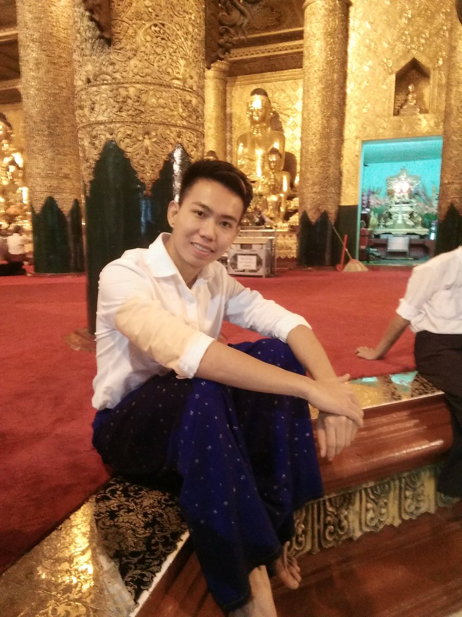 Aung92745085's tweet photo. V day မွာ ေခ်ာ့ကလက္ ပန္းစည္း အ႐ုပ္ အဝတ္အစား 
Shoe အကုန္ရခ်င္တယ္ ဒီေလာက္ပါဘဲ 😂😂😬 
ဖုန္းေလးအလိုက္တသိဆိုလဲ မဆိုးပါဘူး Love you ❤️❤️ https://t.co/EiORu3bjzh