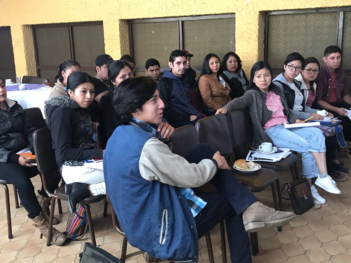 Jovencitos y jovencitas participando en el Taller “Redes sociales y seguras de las Tics” Xela #DemosTics  #Embajada
