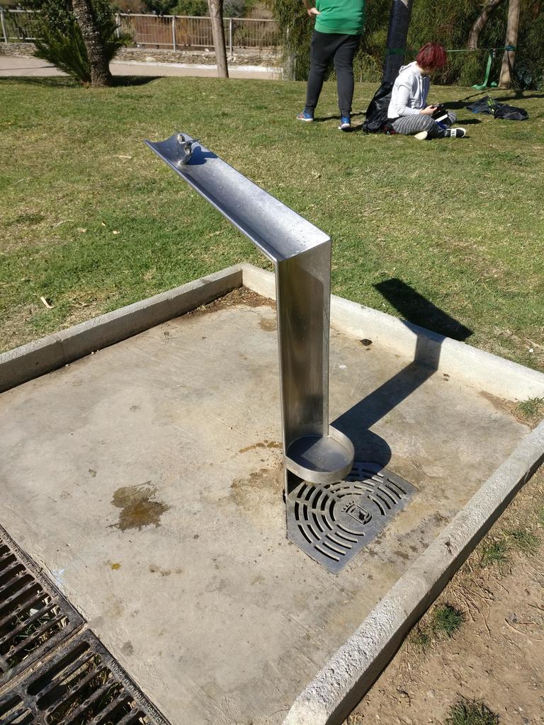 mosferie's tweet photo. The design of this water fountain let's the water flow down so dogs can drink too https://t.co/G3K8RFitLf