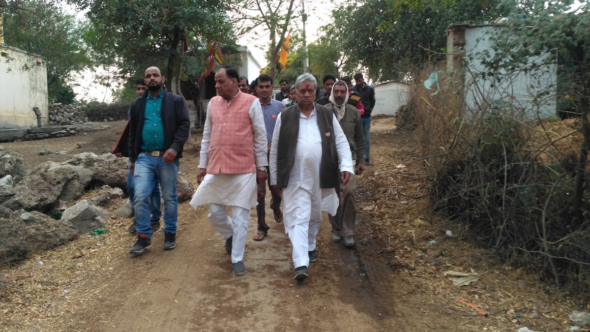 OPKHATIK's tweet photo. आज कोलारस विधानसभा क्षेत्र के ग्राम खिरिय��,हतनागपुर,वड़ोखरा,श्यामपुर,वेरखेड़ी,अजलपुर,वारई,गुडाल ग्राम में देवेंद्र जैन पत्ते बाले के साथ जनसंपर्क करते हुए पू,वि ओमप्रकाश खटीक जी https://t.co/WsD3QKe0UZ
