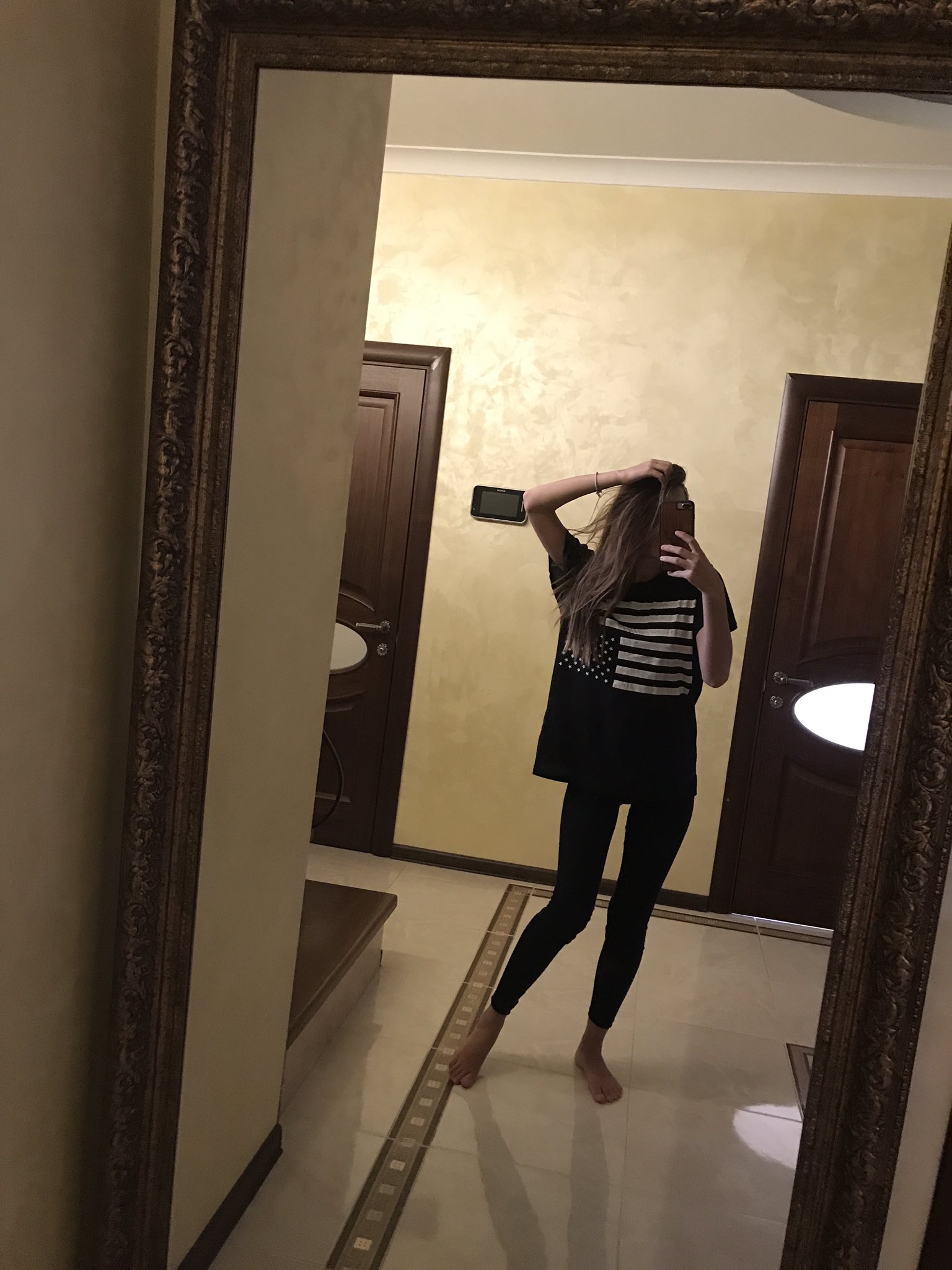 Девушка в зеркале без лица