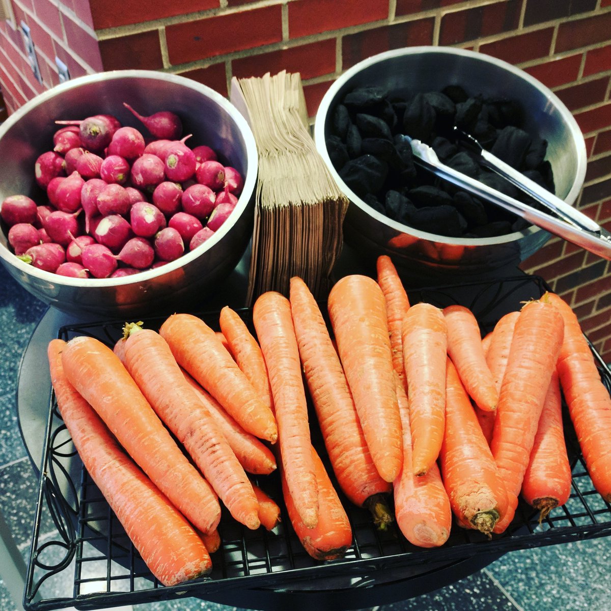 MichiganDining's tweet image. SNOWMYGOSH, @UMichStudents ! You can get everything you need to make your own snow person, courtesy of our Mojo Chefs! #puremichigan