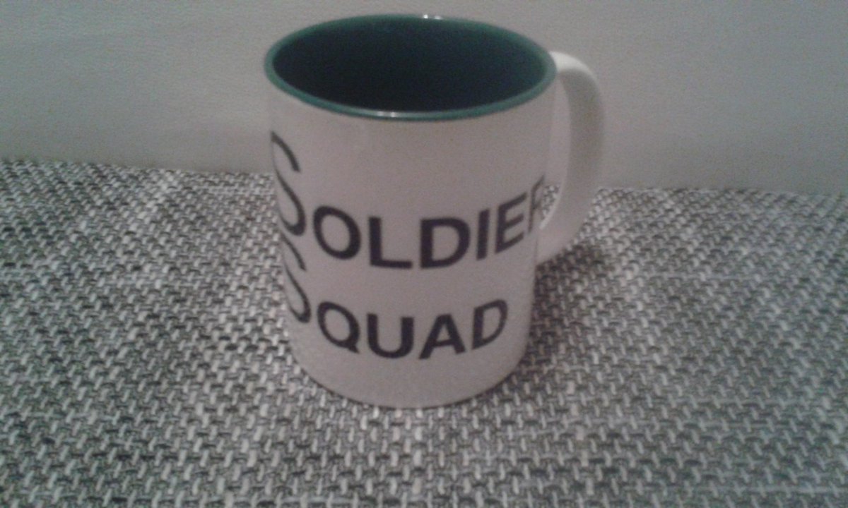 TroubleHika's tweet photo. Sie hat mir btw einfach mal ne Tasse mit unserem Teamlogo @SoldierSquadCos und dem Namen geschenkt. In meiner Lieblingsfarbe >__< ♡♡♡erstmal einen der Tees machen /D https://t.co/JCVI6IsCjY