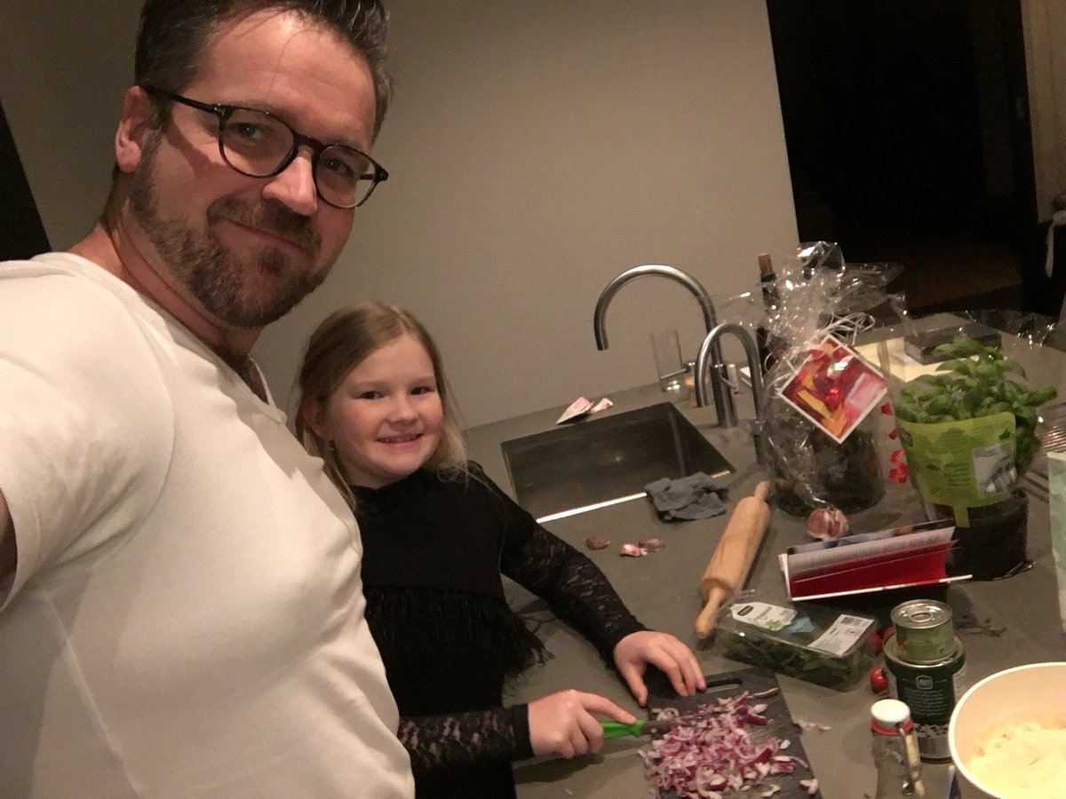 DeGraafSoftware's tweet image. Samen met m’n dochter pizza bakken. Leuk én lekker 😋