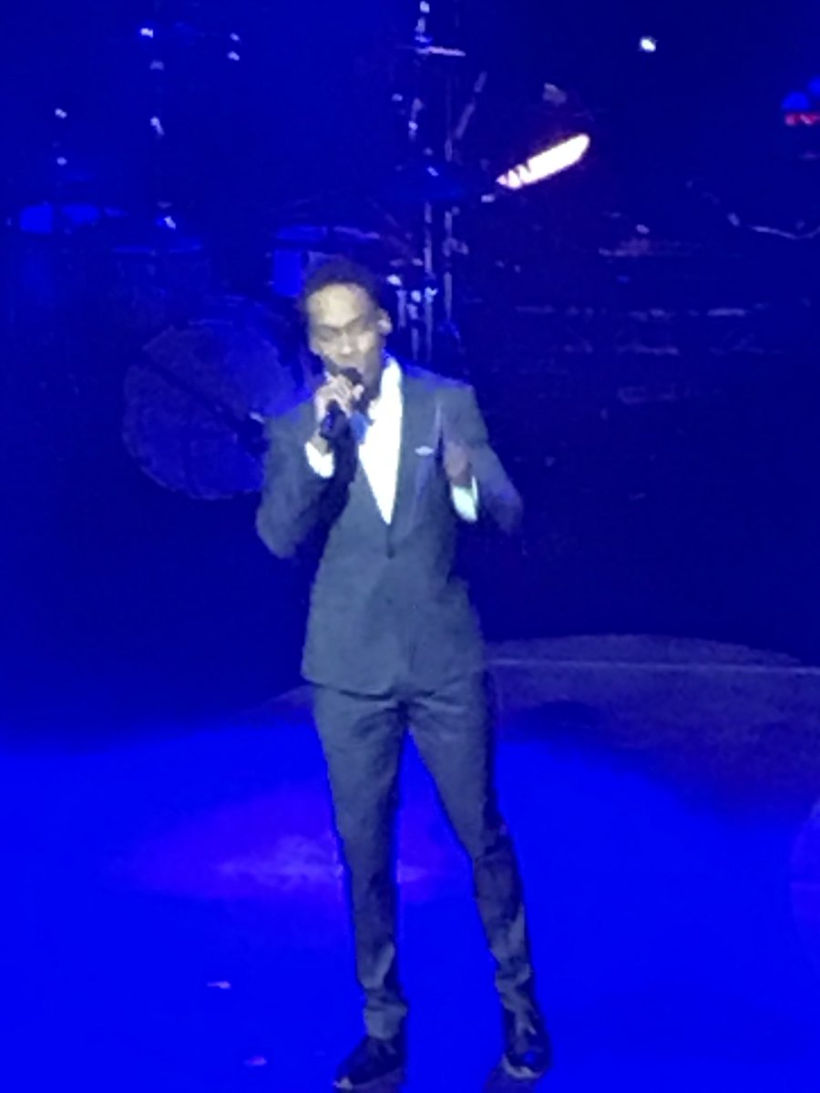 SamClyders's tweet image. @dancingonice @Lemar did really well tonight despite the injury! Gosh Jason was harsh!! You were so great last night too at the London palladium #DOI #magicsoul