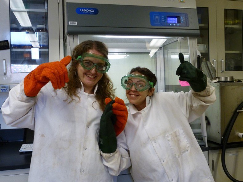 doing research on primate nutritional ecology #FemFieldPhoto #WomenInScience #SinNosotrasNoHayCiencia #MujeresEnCiencia #MujeresYNinasEnLaCiencia 2/2