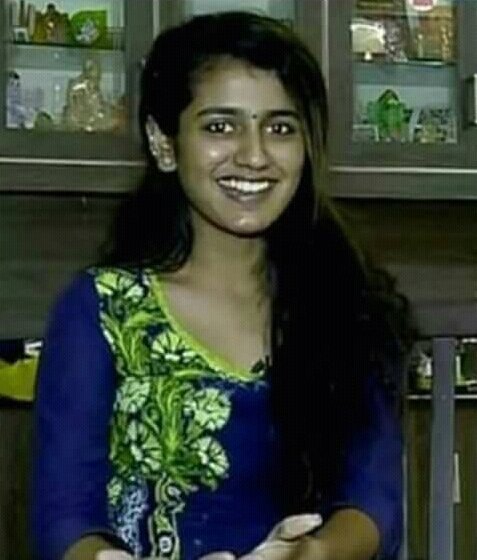 Saadi_334's tweet photo. When u saw her at her home
Vs 
When u saw her at University https://t.co/WEaGfbIkcM