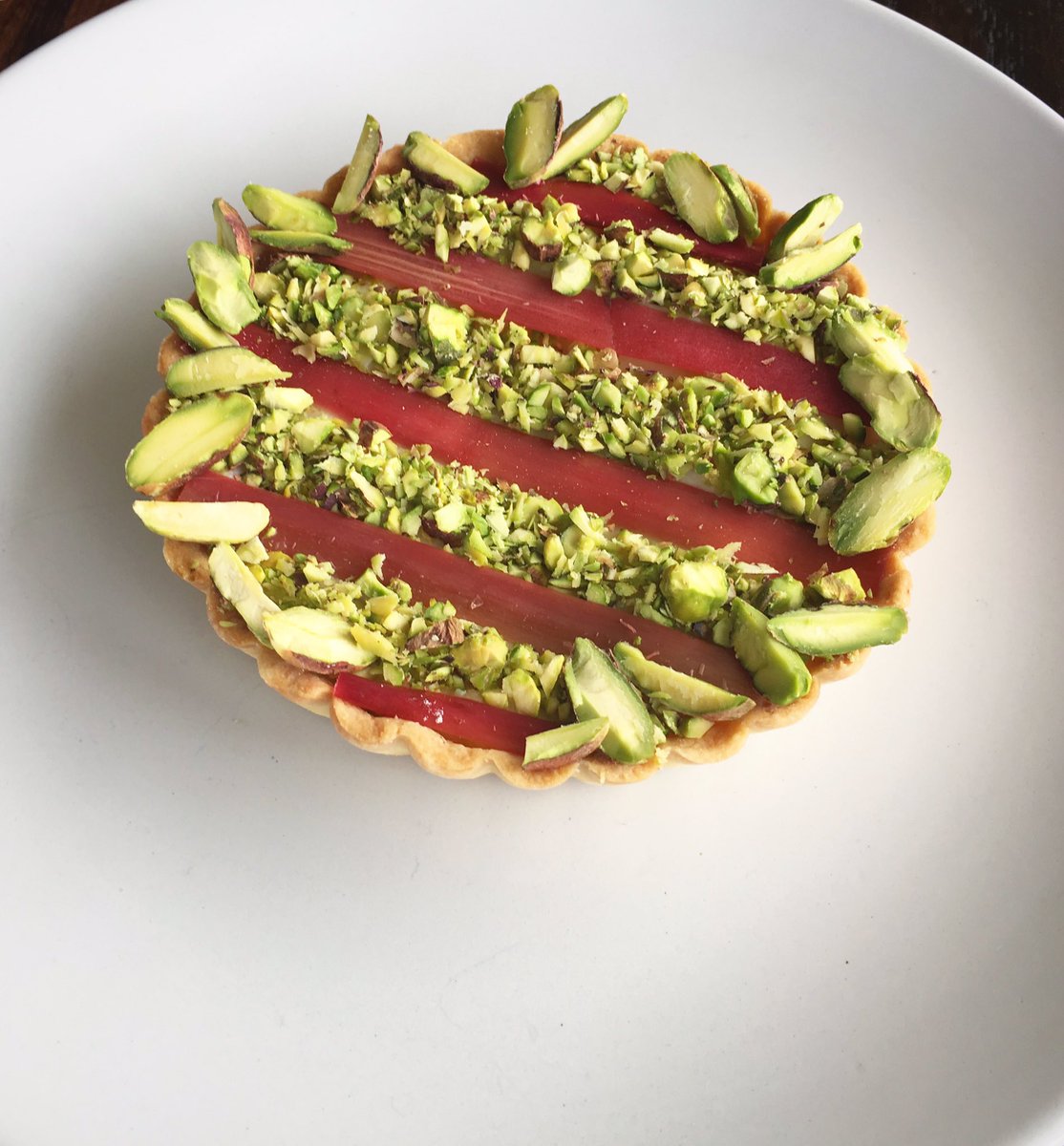 SianLovesFood's tweet photo. Happy Monday 🙌🏻🎉 only Rhubarb, pistachio, custard tarts will see us through 🍰 #tart #happymonday #baking #pastry #rhubarb https://t.co/41RZb9nfim