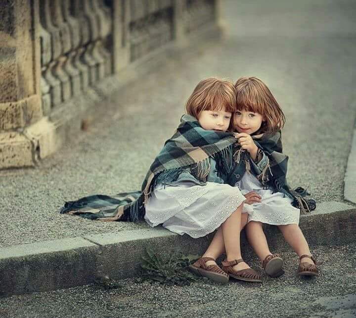 أنا صديقُتك حتى مرضِ الأربعيّن,ضحكةِ الخَمسِين, وحدةِ السِتيّن,ويأسِ السَبعِين أنا لك عُكاز الثمانِين أنا بجانبْك إلى أن يقولُوا رحمةِ الله علينَا وأميّن 💕