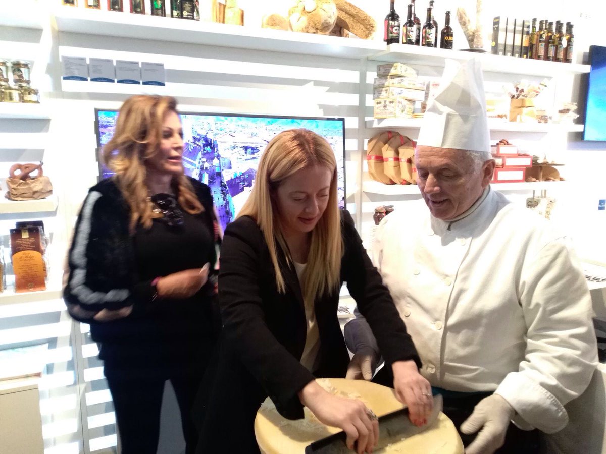 LeFormeDelGusto's tweet photo. Tutto esaurito oggi alla @bitmilano nello stand di @confartigianato per la vetrina del Festival delle eccellenze agroalimentari di #Lodi #LeFormeDelGusto. E tra ospiti eccellenti e visitatori, anche i figuranti della città di #Barletta per una... disfida del #gusto. https://t.co/s7MRrSBkNQ