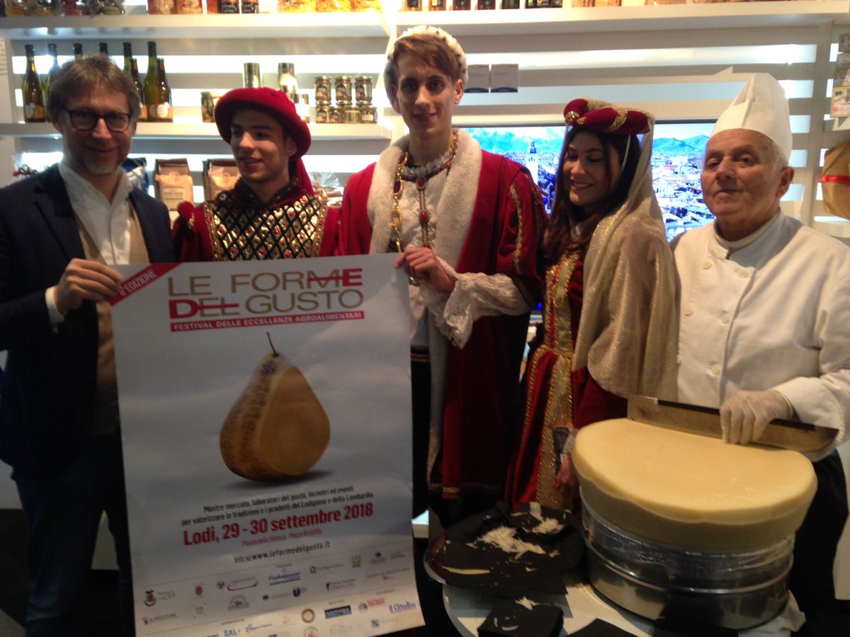 LeFormeDelGusto's tweet photo. Tutto esaurito oggi alla @bitmilano nello stand di @confartigianato per la vetrina del Festival delle eccellenze agroalimentari di #Lodi #LeFormeDelGusto. E tra ospiti eccellenti e visitatori, anche i figuranti della città di #Barletta per una... disfida del #gusto. https://t.co/s7MRrSBkNQ