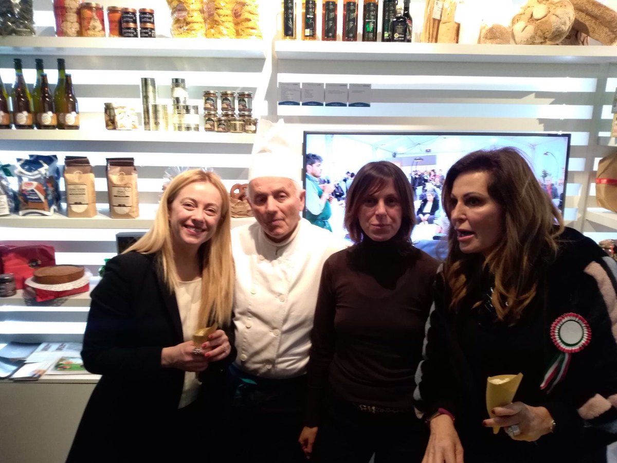LeFormeDelGusto's tweet photo. Tutto esaurito oggi alla @bitmilano nello stand di @confartigianato per la vetrina del Festival delle eccellenze agroalimentari di #Lodi #LeFormeDelGusto. E tra ospiti eccellenti e visitatori, anche i figuranti della città di #Barletta per una... disfida del #gusto. https://t.co/s7MRrSBkNQ
