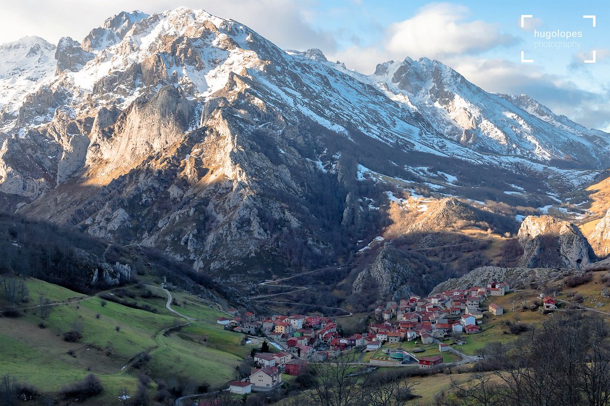 HugoLopesPhoto's tweet image. Sotres. The highest village of Picos de Europa.
This one was made after a major scare when driving through an unexpectedly frost road.
I survived it to capture this photo.😂
#Photography #landscapephotography #sotres