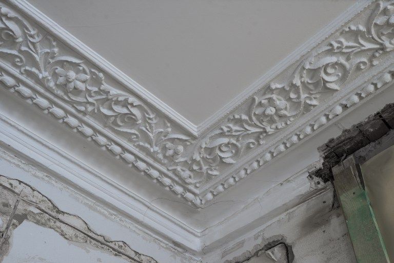 P3Plastering's tweet photo. Don't rip damaged cornice or coving out! Get it repaired we will have it looking as good as new in no time! https://t.co/MTuMfqTWmR #cornice https://t.co/xJMhMBkYfn