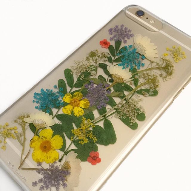 prismpanache's tweet photo. 🌼fLoWeR PoWeR🌼 Pressed flowers case from @urbanoutfitters #urbanoutfitters #uo #iphonecase #phonecase #pressedflowers #hippiestyle #bohostyle #flowerpower #bohochic #hippiechic #hippiefashion #bohofashion #peacelove #flowerchild https://t.co/z5Kckf82YI