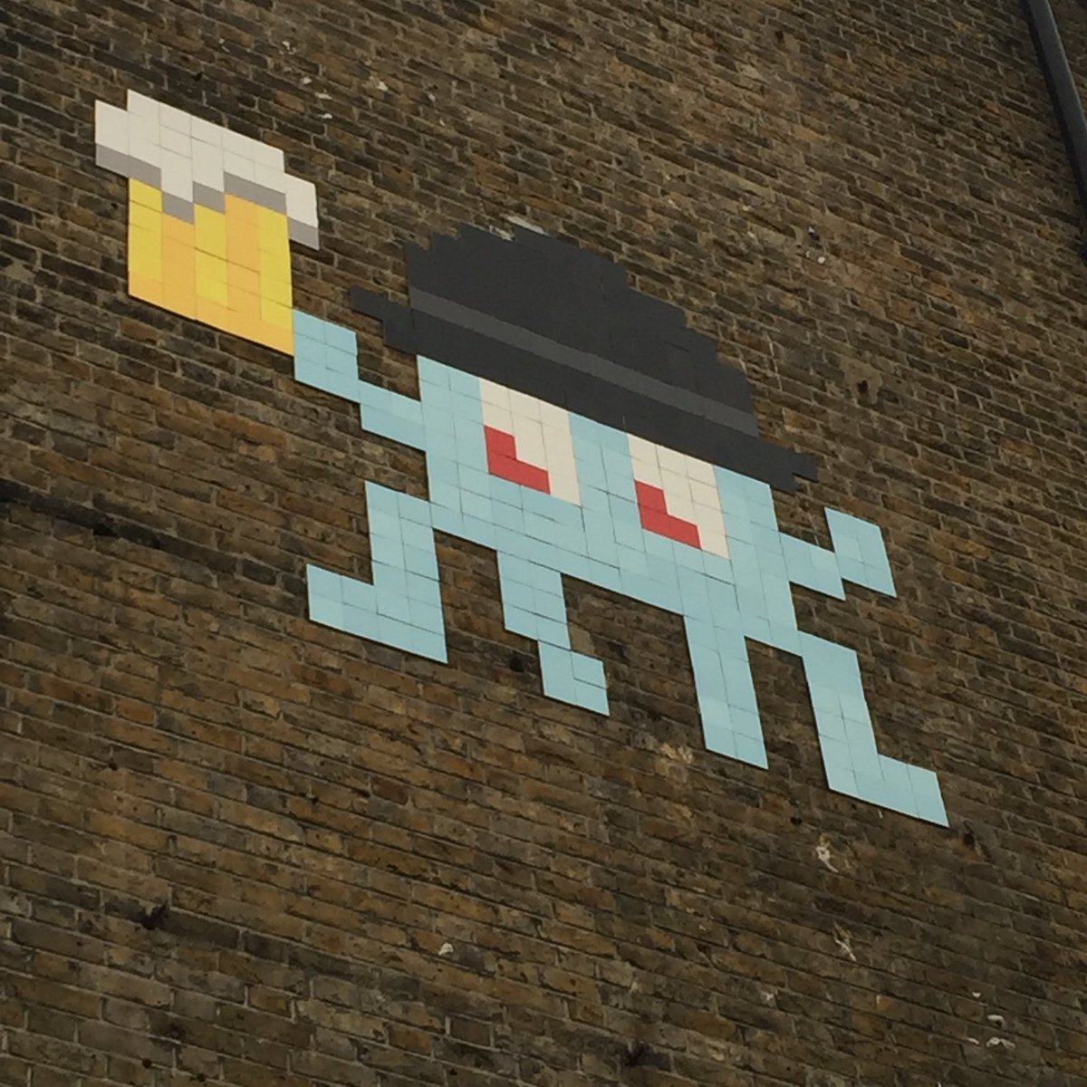 CraftBeerFolk's tweet photo. Great #craftbeers &amp; #pubfood today @Bell_E17 including this on the outside wall &amp; @NirvanaBeerCo #karmapaleale https://t.co/HumSsANKZS