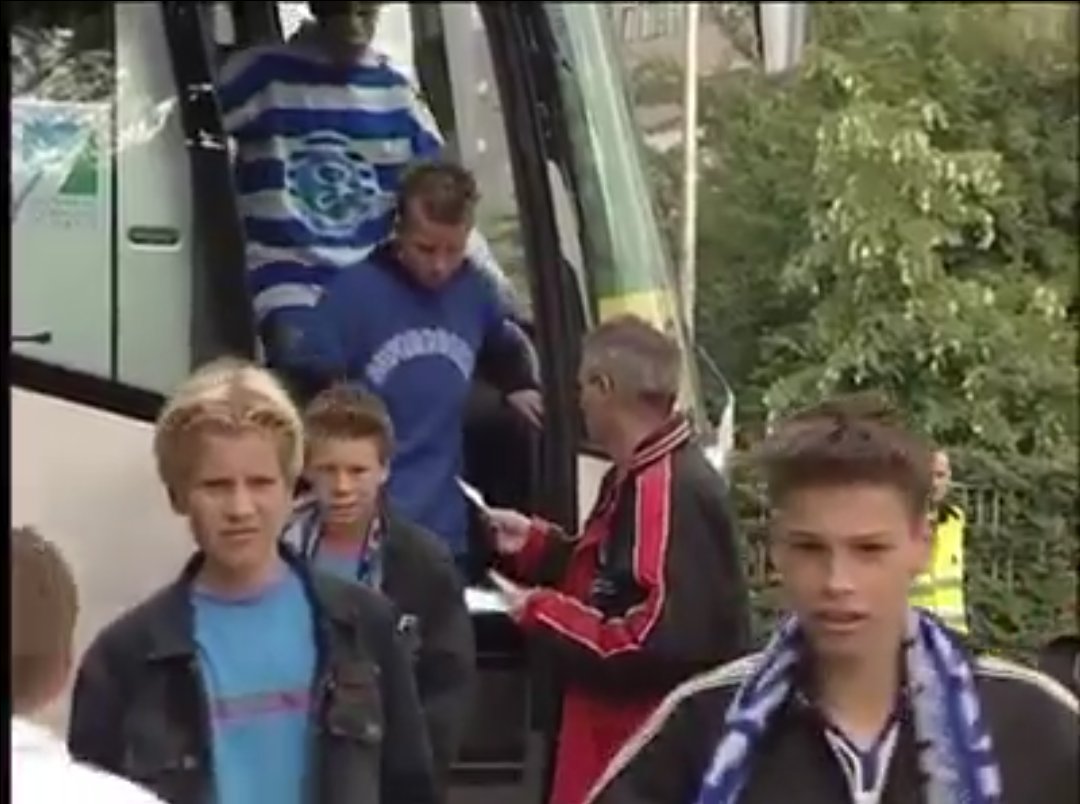 Kijk nou wie hier uit de bus stapt. (0:41) Superboertje <a href="/TvdPavert/">Ted van de Pavert</a>! 😃 #OldiesDTC