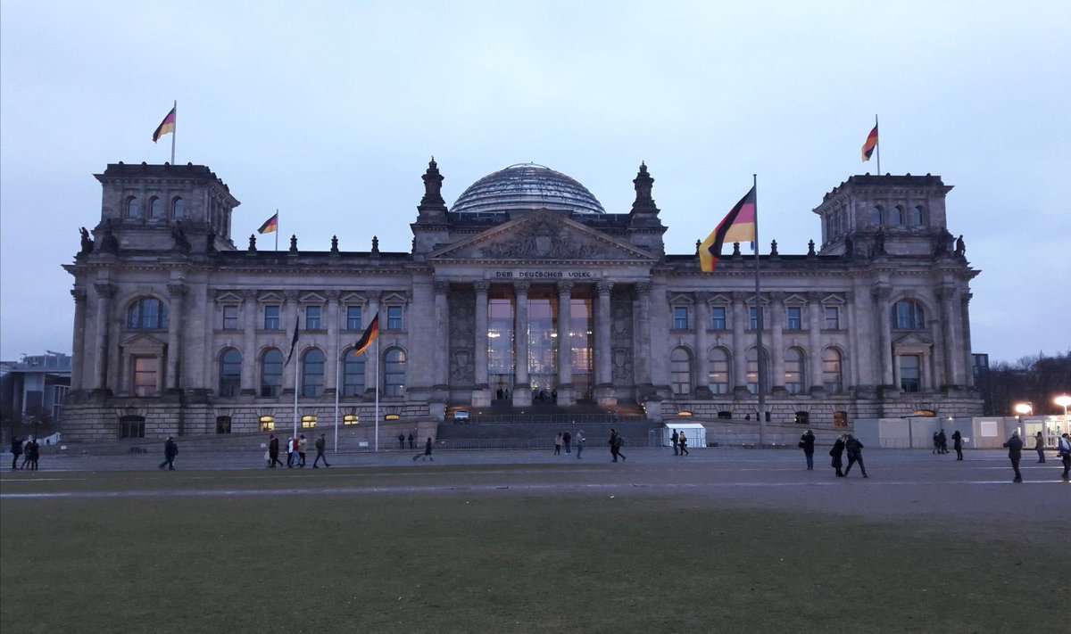 ScienceCN_HS's tweet photo. Berlin 2018: Natural History Museum, Reichstag and TV tower on Alexanderplaz! #wegetabout https://t.co/YXHGYSXPjf
