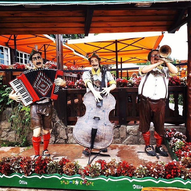 pfsanchez's tweet photo. Figuras de una banda tradicional alemana 🎶

#lifesize #lifesizedoll #lifesized #doll #oneonescale #lifesizestatue #sculpture #statues #statue #statuesque #statuesonfire #statuesaroundtheworld #statuesofinstagram #statuesoftheworld #german #band #musi… https://t.co/UoZJmlnsxW https://t.co/dSKxjFkhzL