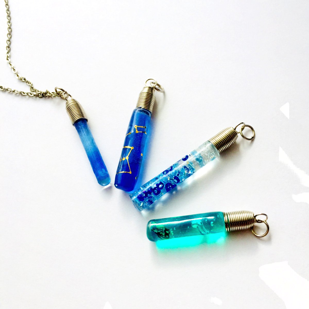 Zis セリアで光るイヤリングってのが売ってて イヤリングパーツ4個使えると思い購入 そしたら上のスプリング部分がいい感じに使えそうだったので分解 んで ストロー使って試験管風に 底もっと丸くした方がよかったなぁ 量産したい 艸 Zis セリアで光るイヤリングってのが売ってて イヤリングパーツ4個使えると思い購入 そしたら上のスプリング部分がいい感じに使えそうだったので分解 んで ストロー使って試験管風に 底もっと丸くした方がよかったなぁ 量産したい 艸