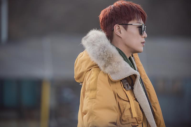 HIGHLIGHTFans's tweet photo. [Official Photos] 180212 #Dujun ❤ ละครเรื่อง "Radio Romance" EP.3-4

เป็นคนที่ใส่แว่นกันแดดได้หล่อมากเลย
จีซูโฮย๊าาาา 😍

#RadioRomance ❤ https://t.co/N2JeYvgPhs