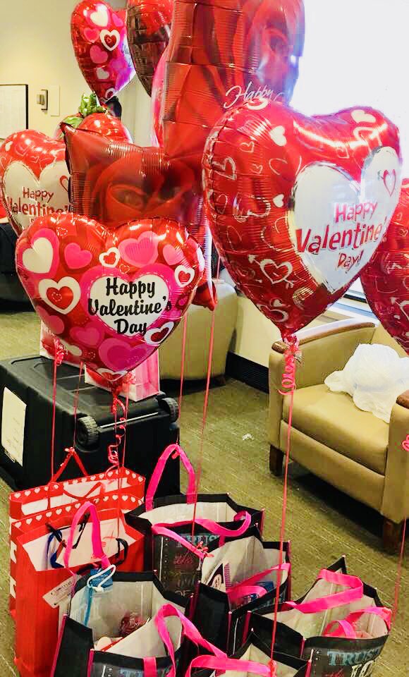 givehopehelp's tweet image. What an inspiring day of sharing the Giving Hope &amp;amp; Help LOVE Bags 4 CANCER w/cancer patients @ResearchMed and @NKCHospital in honor of V-Day! #GiveHopeHelpLOVEBags4Cancer