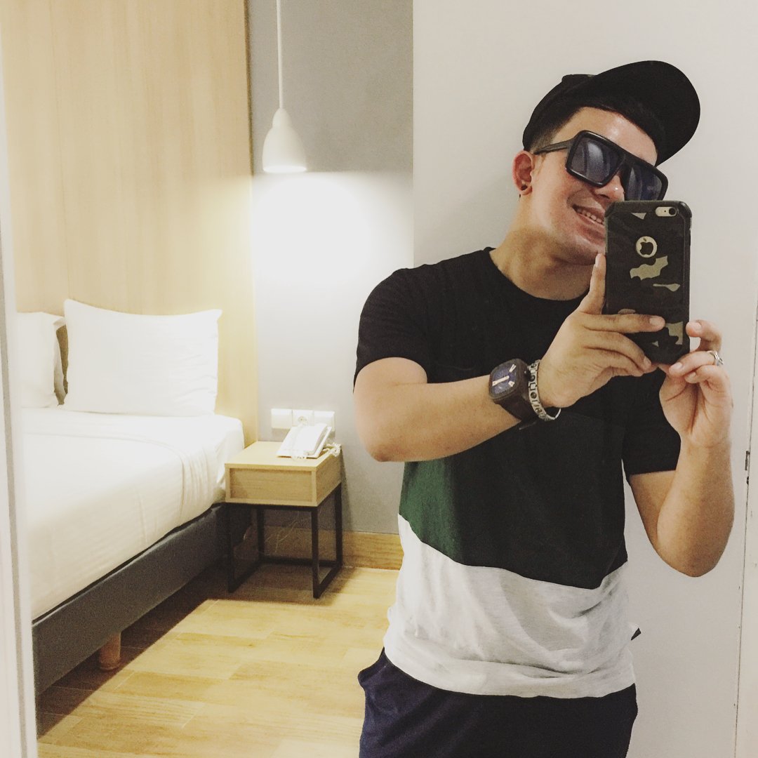 Apakah kamu suka mengambil foto selfie ? Manfaatkan kaca besar yang banyak kamu jumpai di kamar hotel pada saat kamu menginap seperti yang dilakukan @boedie22 ini ya.
.
.
.
#citradreamhotel #selfie #instadaily #morning #traveler
