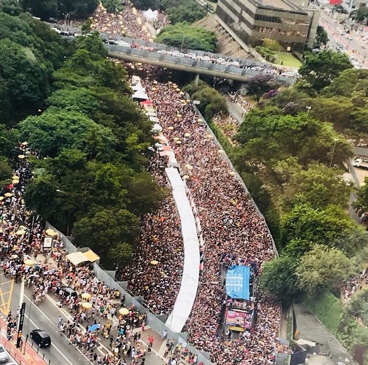 Sucesso de público, o bloco do Chá Rouge reuniu 2 milhões de pessoas na avenida 23 de maio em São Paulo essa tarde. //✨🎉
