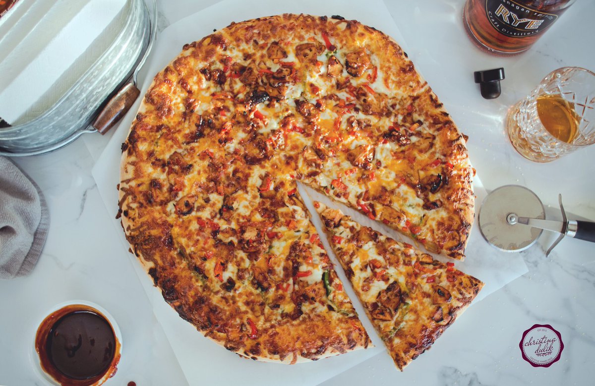 dulikstudio's tweet photo. Happy long weekend! We’re making our favourite homemade BBQ pizza with ingredients from Farmer’s Fruit and Produce and a glass of Okanagan Spirits Rye! 😀🍕🥃👊🏻👍🏻 Recipe up on blog! 📷👉🏻 #bbqpizza #ValentinesDay #dinnerideas #homemade #madewithlove #okanagan #lakecountrybc https://t.co/Qqz0kUbbAy