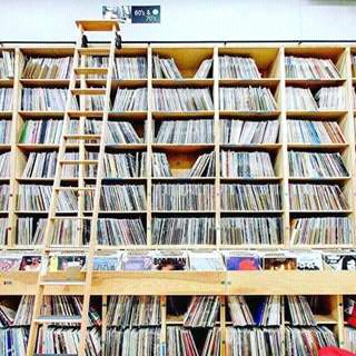 zaaibooconcepts's tweet photo. #12February2018 #MondayVibes with #VinylDJs #HardToFindRecords @BarKitcheners from 17:00 till dawn @Party42nite https://t.co/MRQjDO2jFi