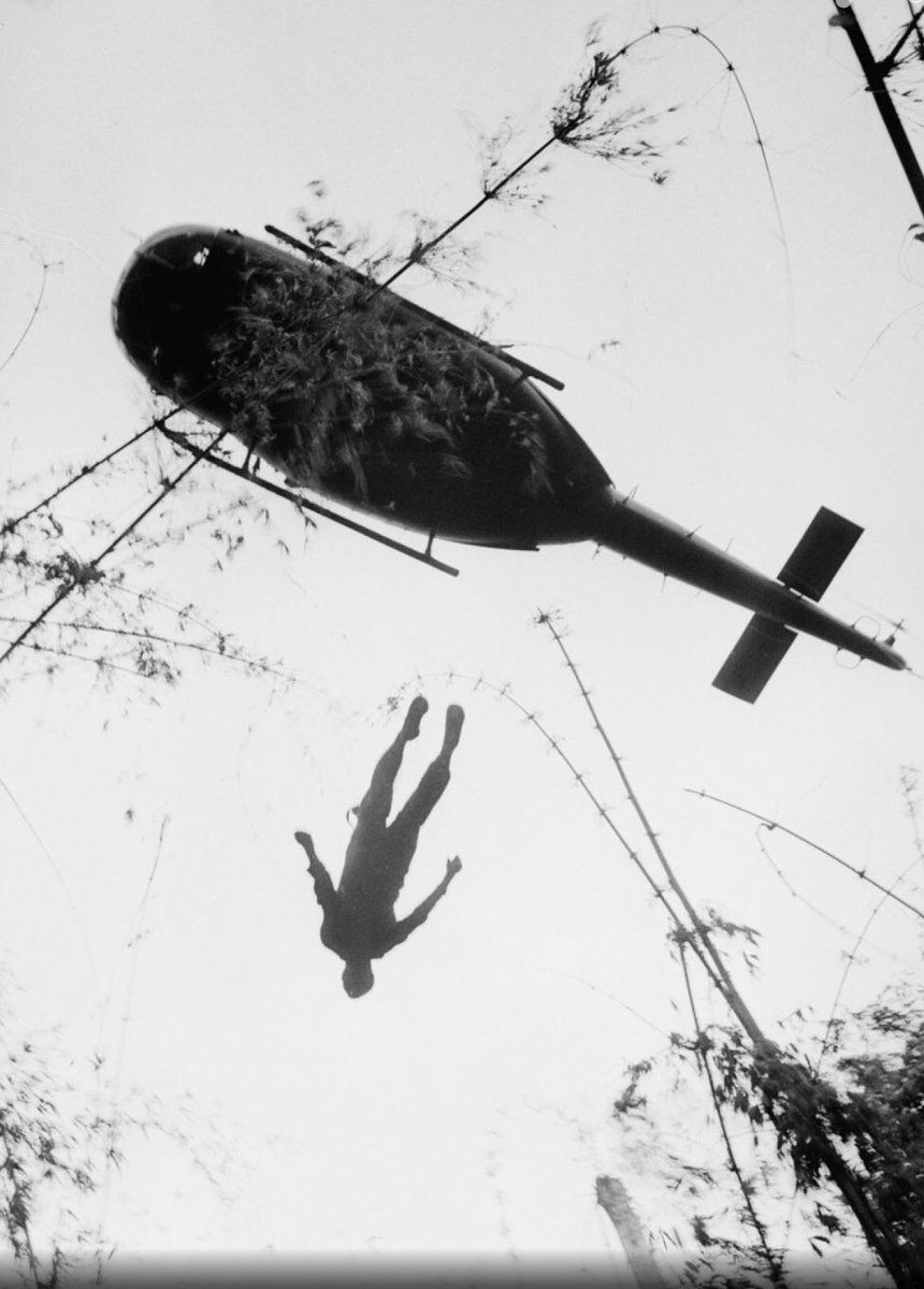 jpartej's tweet photo. Hilo va👇Hoy toca hablar de Henri Huet, un fotógrafo que supo plasmar la crudeza de la guerra de Vietnam.Esta foto suya siempre me ha impresionado, el cuerpo de un paracaidista americano muerto en combate es izado a un UH en la frontera con Camboya, en algún momento de 1966. https://t.co/iE7PH6h8ZX