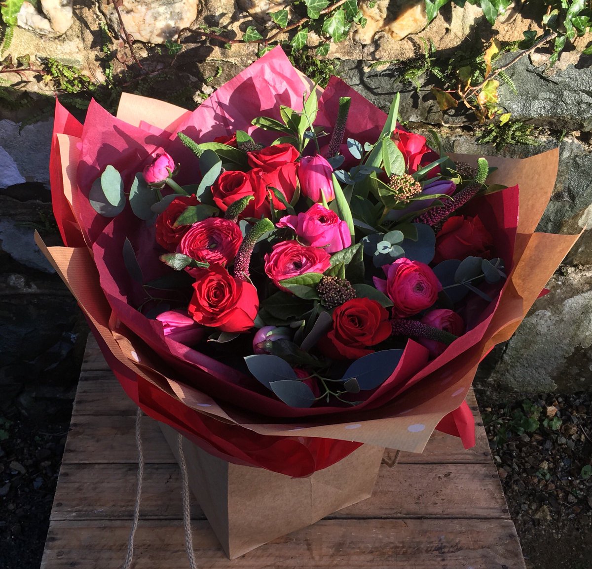 ❤️❤️ Valentines Day ❤️❤️
#vday #NewportPembs #ValentinesDay2018 #redflowers all foliage is British and also using some British flowers! Red roses from an ethnically sourced farm!! #NoPlastic #kraftpaper #Pembrokeshire #northpembs @newportpembs #supportlocal #florist