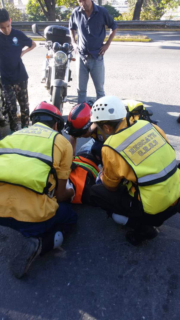 jrafaelvegas's tweet image. Derrape de motorizado, municipio Sucre, parroquia Petare, agrupación voluntaria Rescate GROS #Miranda #EnBuscaDeTuAmor #MirandaSegura #MirandoAlFuturo #11Feb