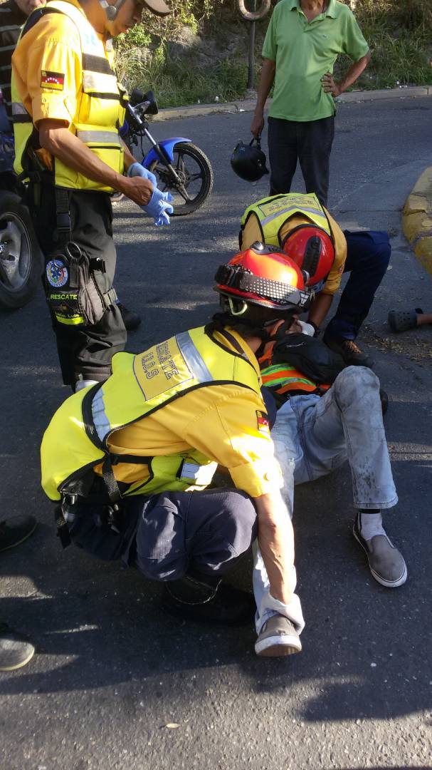 jrafaelvegas's tweet image. Derrape de motorizado, municipio Sucre, parroquia Petare, agrupación voluntaria Rescate GROS #Miranda #EnBuscaDeTuAmor #MirandaSegura #MirandoAlFuturo #11Feb