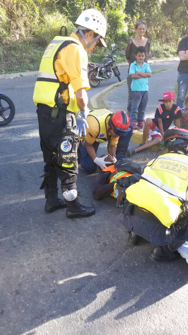 jrafaelvegas's tweet image. Derrape de motorizado, municipio Sucre, parroquia Petare, agrupación voluntaria Rescate GROS #Miranda #EnBuscaDeTuAmor #MirandaSegura #MirandoAlFuturo #11Feb